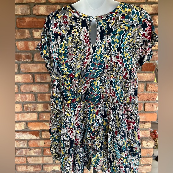 Jes Lea short sleeve top.Round neck, short sleeve. Button closure in back. - Picture 3 of 6